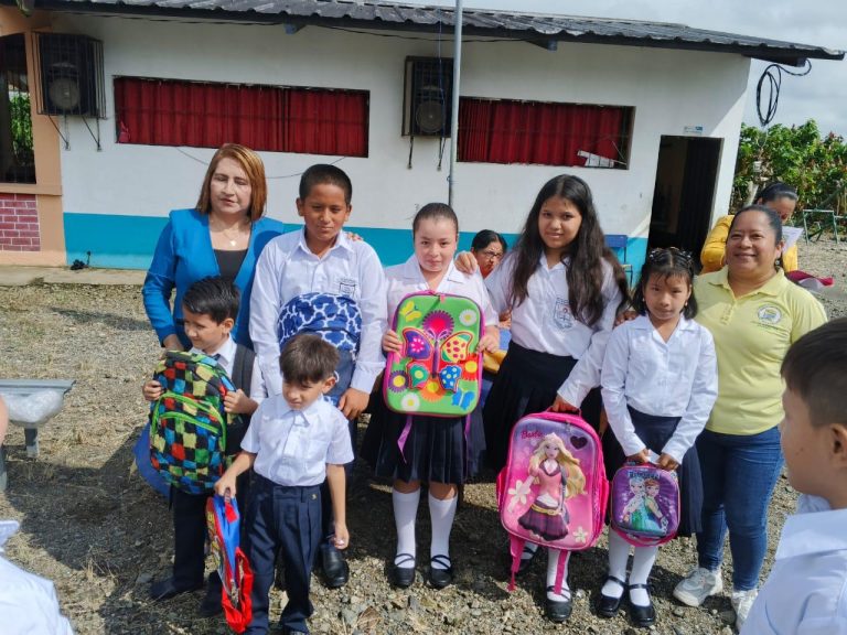 Entrega de mochilas en la Colonia 10 de Agosto