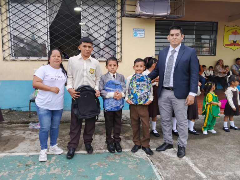 Entrega de mochilas Unidad Educativa 6 de Agosto