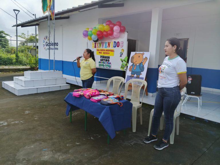 Entrega de mochilas unidad educativa 24 de Julio