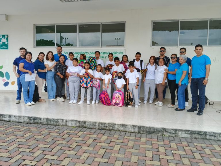 Entrega de mochilas Unidad Educativa Eloy Alfaro Milenio