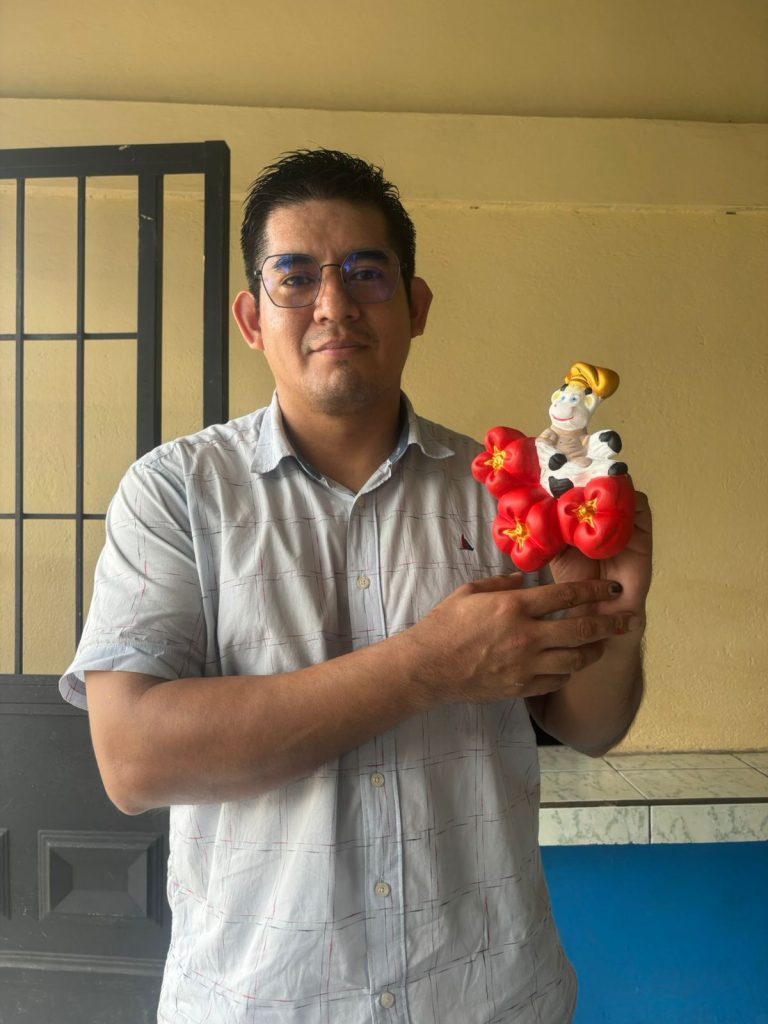 Taller de pintura con los docentes en la Unidad Educativa 6 de Agosto